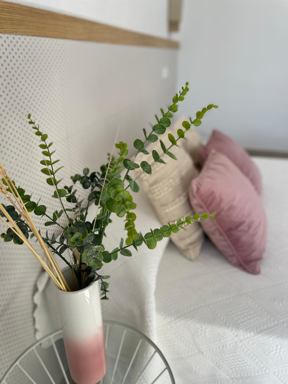 interior-habitacion-cojin-rosa